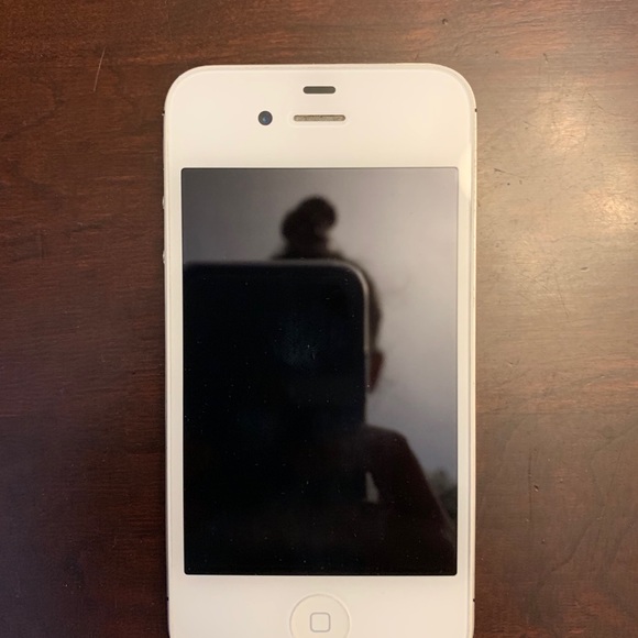 White IPhone4 & Charger (still in great condition) - Picture 2 of 3